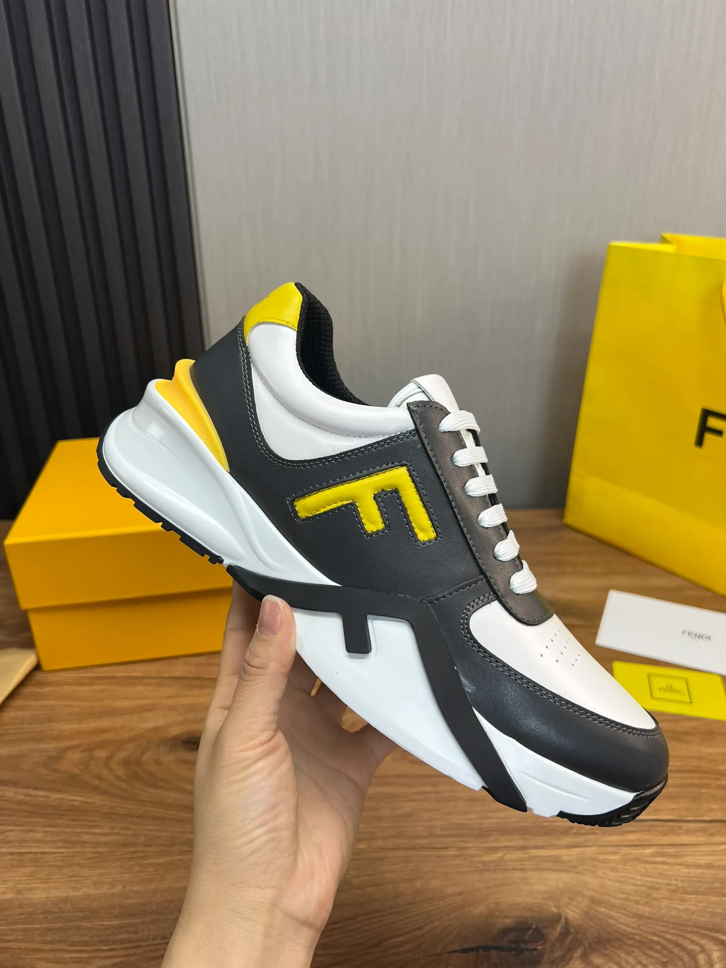 Men's shoes 💰520💰 Fendi [Fendi] hot style is on the market 🔥Fashionable casual men's shoes 🔱 Made of original cowhide + breathable mesh lining + sheepskin feet, perfect shape, top quality, you deserve it 🔜Original outsole, ultra-light, non-slip and wear-resistant 👣 Standard size 38-44 (customized in 45)